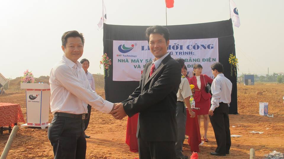 Hình ảnh: Ông Nguyễn Thế Quân( trái) – Giám đốc nhà thấu chính và Ông Trần Văn Tưởng(phải) – Tổng Giám đốc phía chủ đầu tư
